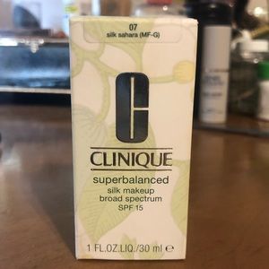 Clinique Superbalanced Silk Makeup SPF 15